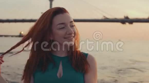 年轻的女孩穿着绿松石的裙子在摩托艇上显得不安很浪漫微笑视频的预览图