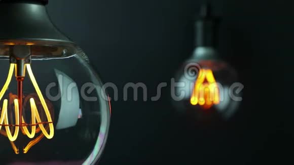复古灯泡与闪烁效果和LED技术内置改变重点是老式灯泡的背景视频的预览图