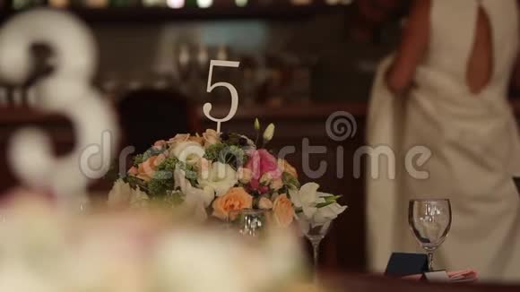 在餐厅内部装饰的桌子号码为婚礼或生日白色和蓝色假日花卉视频的预览图