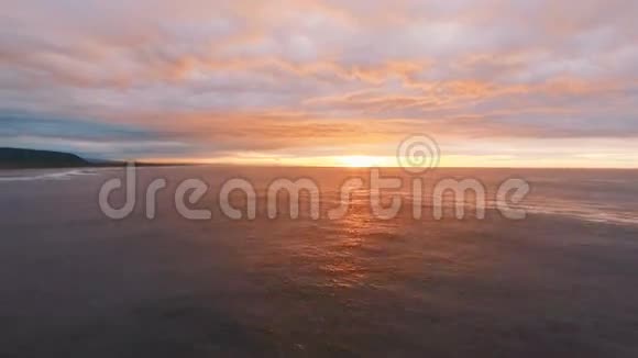 空中观景台日落时美丽海滩的飞行太阳照耀着照相机反射着阳光视频的预览图