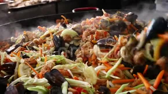 在煎锅中加入海鲜炒菜炖肉视频的预览图