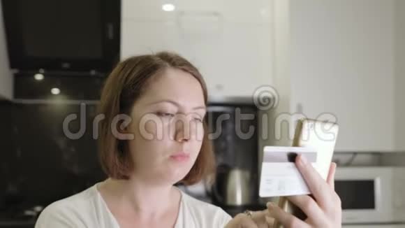 女孩在智能手机上输入信用卡号码视频的预览图