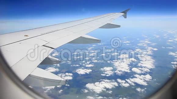 从飞机飞行的窗口看风景视频的预览图