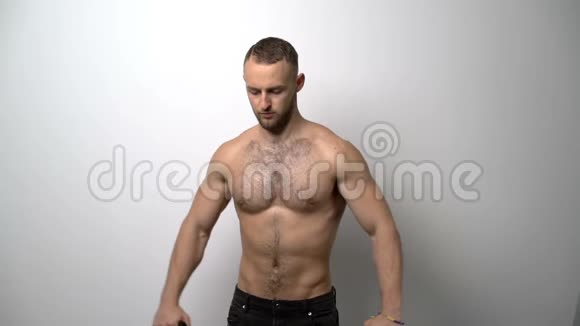 无体肌肉男抗阻带训练视频的预览图