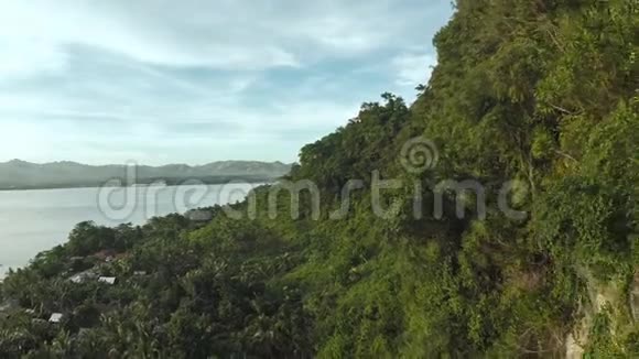 菲律宾山区美丽的大自然用无人机飞行和射击视频的预览图