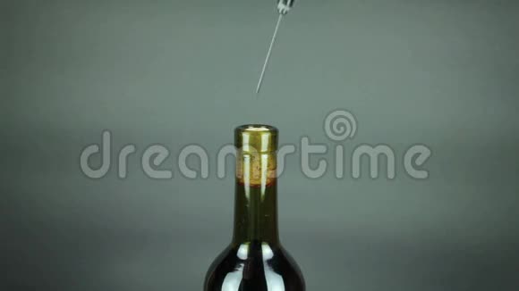 用开瓶器打开一瓶葡萄酒视频的预览图