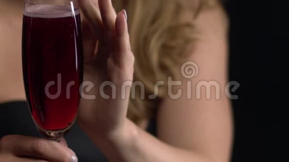 红色的起泡葡萄酒装满了一杯慢动作女人喝一杯红酒视频的预览图