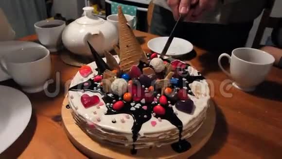 美丽的奶油蛋糕上装饰着巧克力泄漏奶油和糖雪花从咀嚼视频的预览图