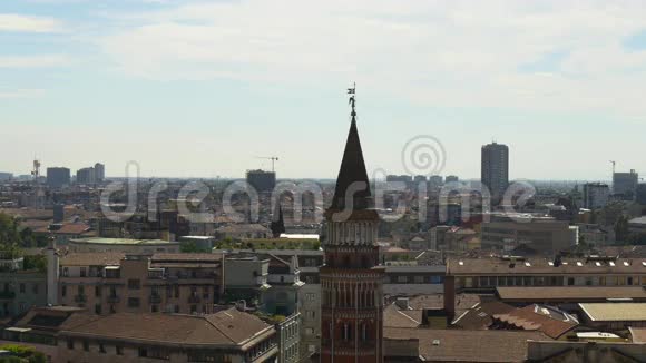 白天米兰屋顶多摩大教堂城市景观全景4k意大利视频的预览图