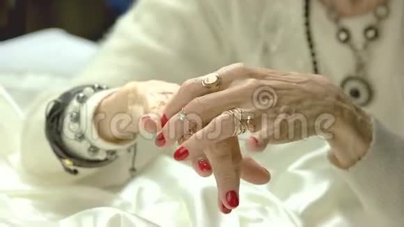 年老的女人手里拿着豪华戒指视频的预览图