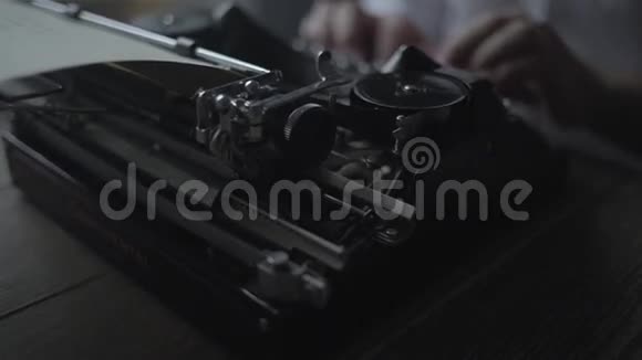 人在复古打字机上打字视频的预览图