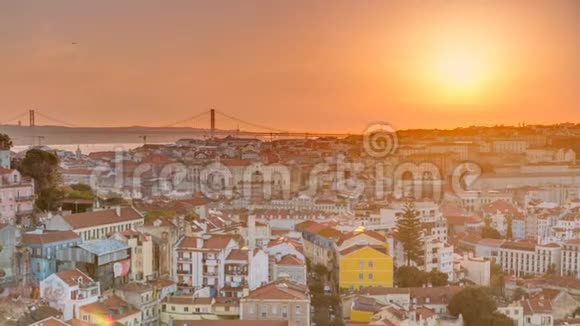 葡萄牙里斯本日落时分城市中心红色屋顶的全景视频的预览图