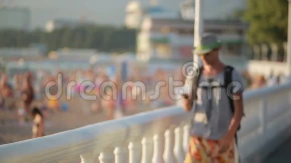 在海边使用智能手机的人在电话上拍照视频的预览图