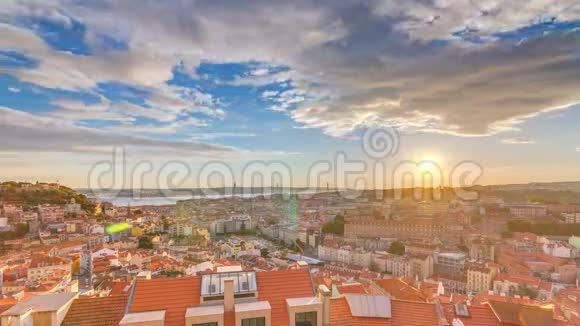 葡萄牙里斯本日落时分城市中心红色屋顶的全景视频的预览图