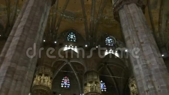 多摩大教堂内阳光普照屋顶圆顶步行全景4k米兰意大利视频的预览图