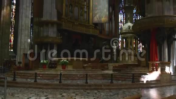 当天著名的米兰多摩大教堂内内坛观景4k意大利视频的预览图