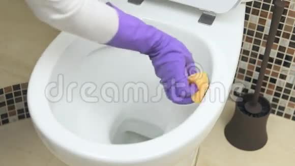 一只手套里的女性手洗马桶视频的预览图