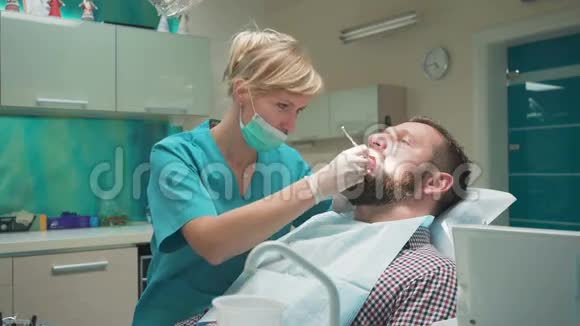 患者牙齿检查后冲洗牙齿寻找摄像头视频的预览图
