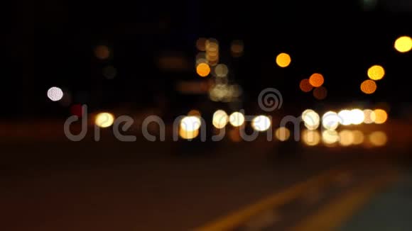 晚上远离焦点城市交通视频的预览图