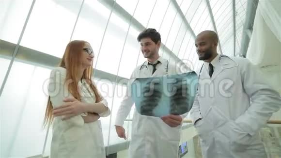 三位自信的医生检查了X光照片视频的预览图
