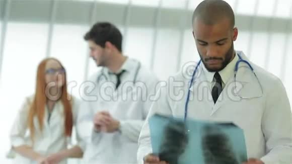 一位手拿x光的年轻医生的画像视频的预览图