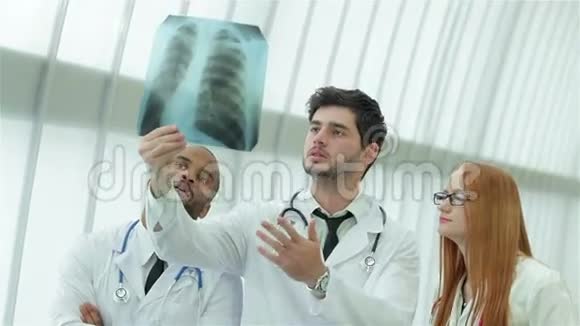 三位自信的医生检查了X光照片视频的预览图