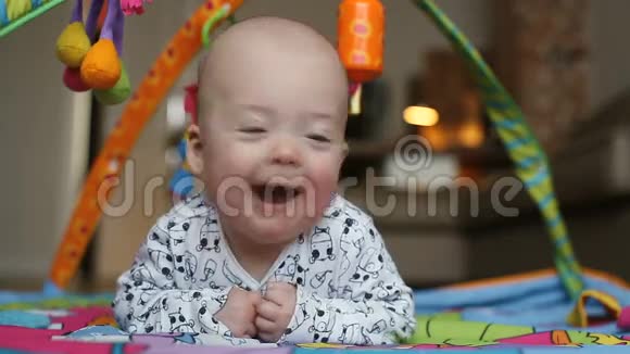 快乐的小男孩微笑着玩垫特写视频的预览图