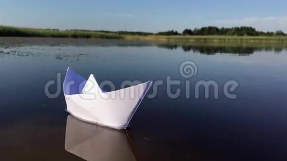 漂浮在河上的纸船视频的预览图