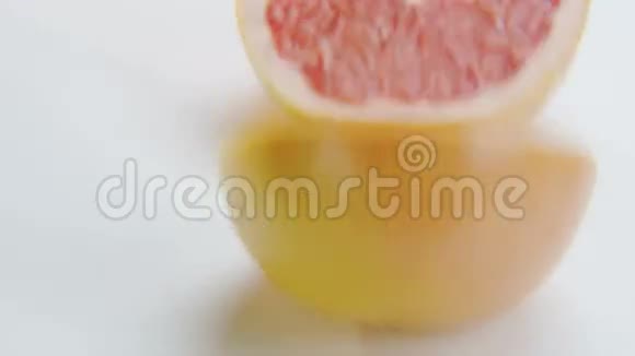 葡萄柚白色背景下的卤汁视频的预览图