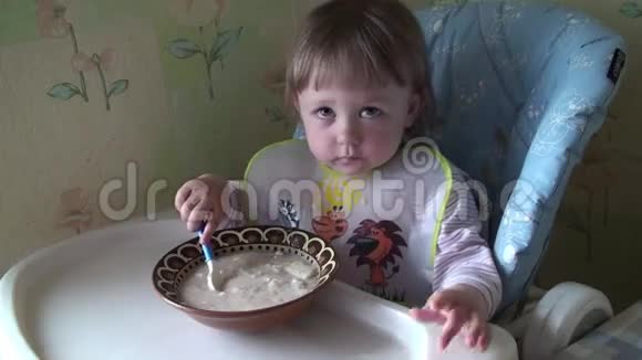 小女孩吃食物视频的预览图