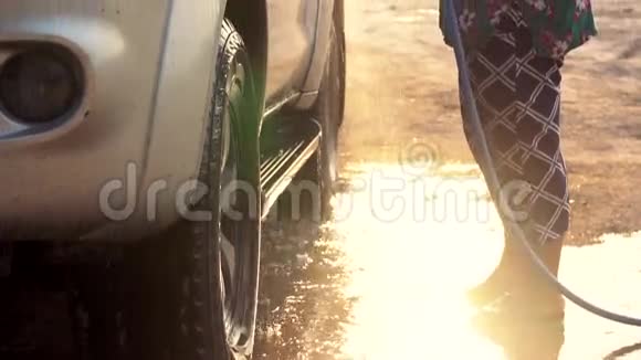 亚洲高级女性洗车带水管家庭轿车慢动作拍摄视频的预览图