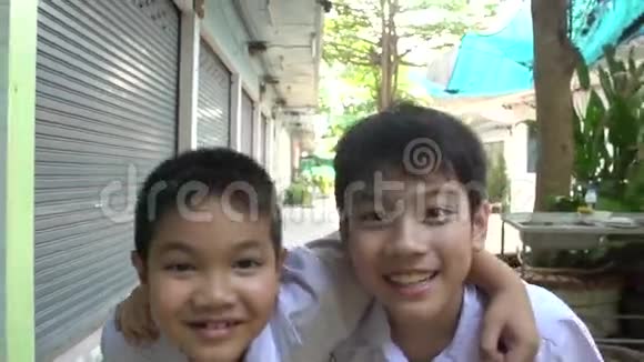 快乐的亚洲男孩带着微笑奔跑慢动作120Fps由索尼a6300视频的预览图