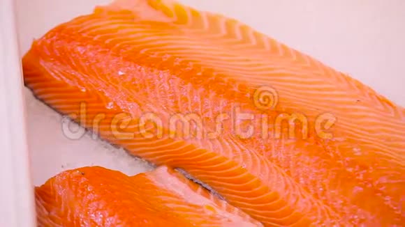 超市里冰上的鲑鱼片视频的预览图