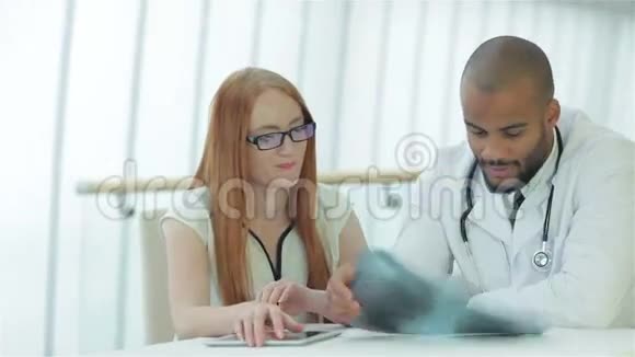 医生与病人交谈并保持胸部X光检查视频的预览图