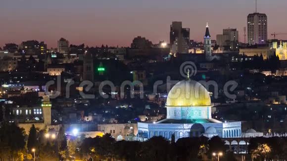 在旧城的夜晚从耶路撒冷的橄榄山欣赏神庙山和岩石圆顶视频的预览图