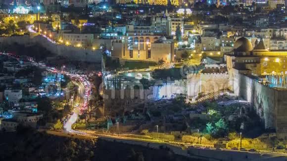 在从橄榄山出发的道路上随着交通的推移耶路撒冷夜晚的全景视频的预览图