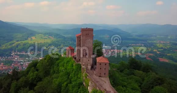 德国旅游目的地城堡离岛鸟瞰和乡村景观视频的预览图