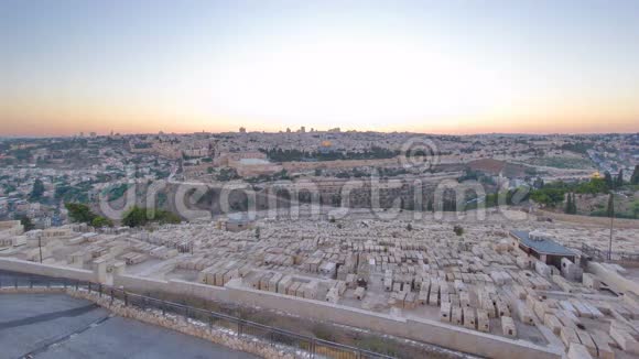 从橄榄山看耶路撒冷城的全景白天到晚上随着岩石穹顶的时间推移视频的预览图