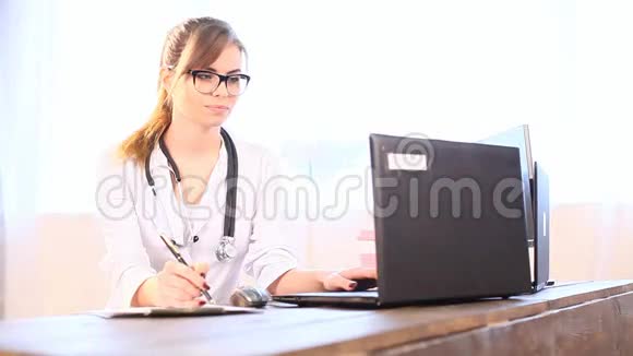 医院的医生坐在电脑前视频的预览图