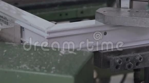 自动线机用于粘合PVC截面的窗户慢慢地视频的预览图