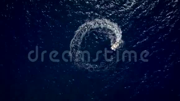 在海上快速航行的设计一个圆圈的摩托艇的鸟瞰图视频的预览图