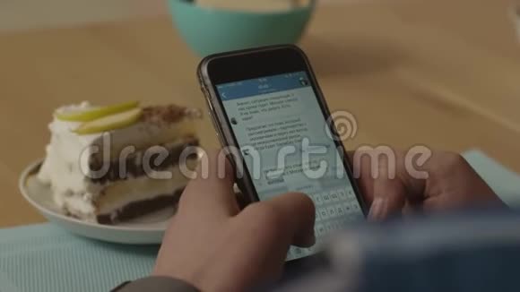 男人的手在智能手机上写短信人在智能手机上写信息一个男人正在打短信视频的预览图