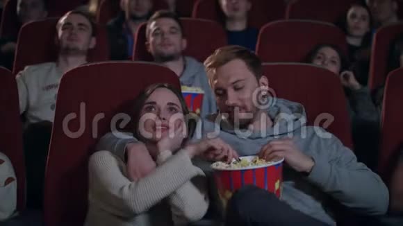 喜欢情侣在电影院看电影电影娱乐视频的预览图