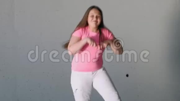 少女在灰色背景下跳舞街头舞蹈视频的预览图