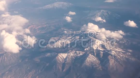 在飞往美国拉斯维加斯的商业航班上飞越岩石山脉的窗口景色视频的预览图