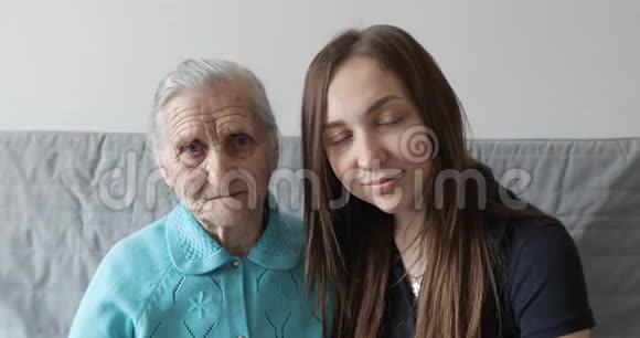 幸福的祖母和孙女微笑的女人画像视频的预览图