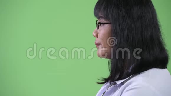 美丽快乐的亚洲女医生视角视频的预览图