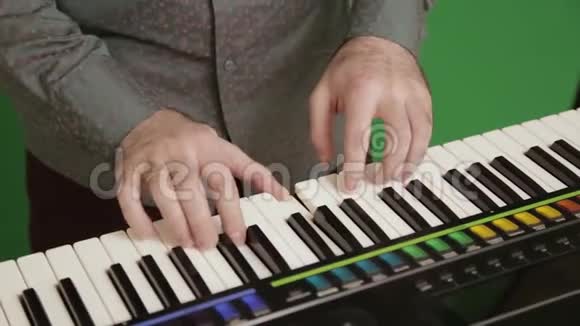 这位音乐家弹钢琴音乐家演奏合成器视频的预览图