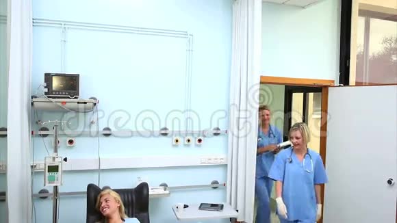 护士照顾病人视频的预览图