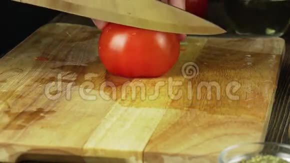 手在厨房里切番茄视频的预览图